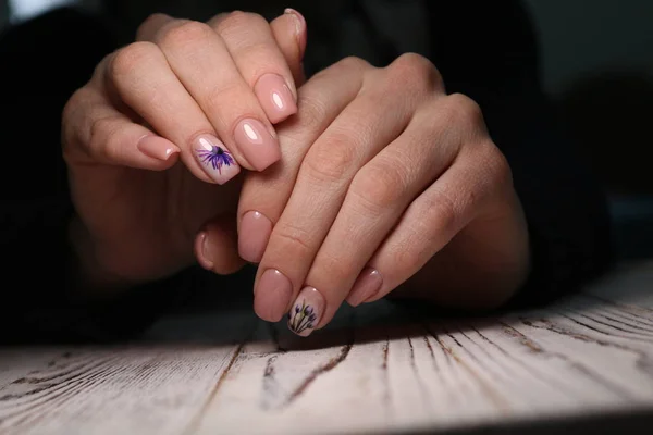 Лак для ногтей. Искусство маникюра. Современный стиль синий ногтей польский . — стоковое фото