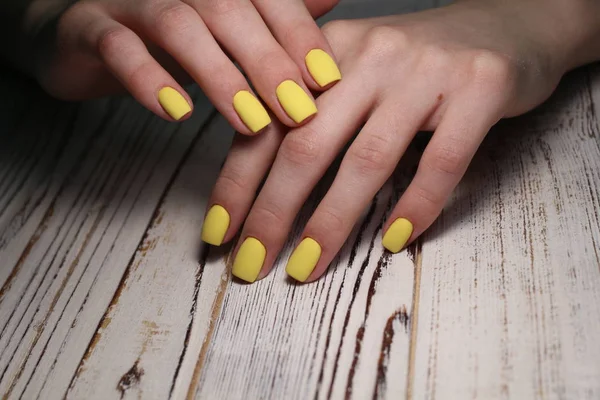 Gorgeous manicure, dark purple tender color nail polish, closeup photo. — Stock Photo, Image