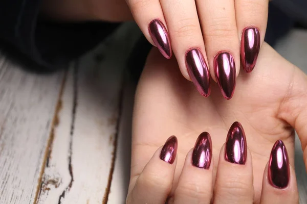 Gorgeous manicure, dark purple tender color nail polish, closeup photo. — Stock Photo, Image
