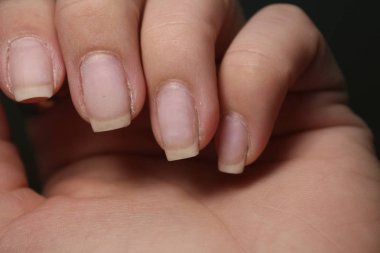 güzel jel cila manikür moda dokulu bir arka plan üzerinde