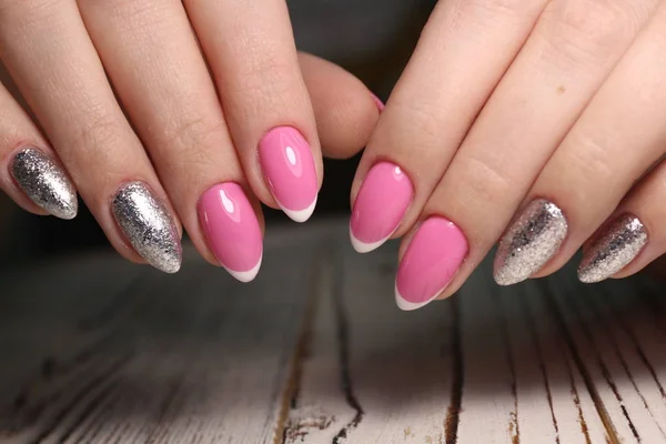 Prachtige gel lak manicure op een gestructureerde trendy achtergrond — Stockfoto