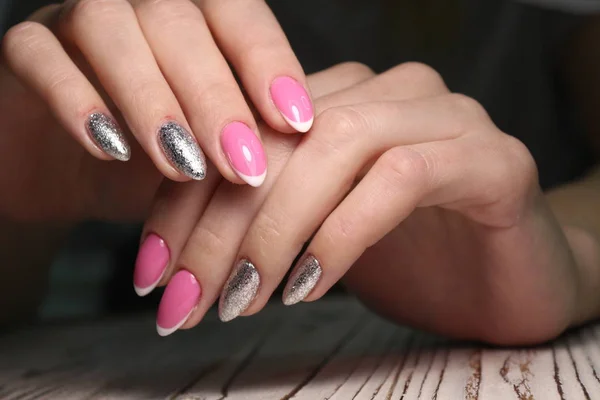 Prachtige gel lak manicure op een gestructureerde trendy achtergrond — Stockfoto