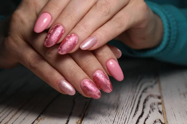 Prachtige gel lak manicure op een gestructureerde trendy achtergrond — Stockfoto