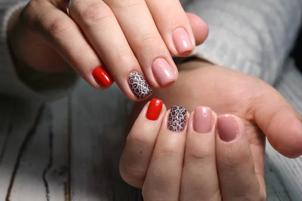 Hermosa manicura de laca de gel sobre un fondo de moda texturizado — Foto de Stock