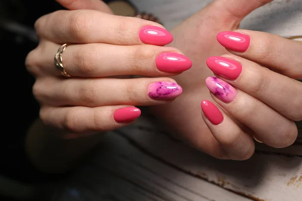 Beautiful gel lacquer manicure on a textured trendy background — Stock Photo, Image