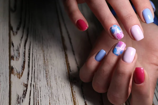 Bella manicure gel lacca su uno sfondo di tendenza strutturato — Foto Stock
