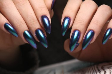 uzun çivi ile manikür