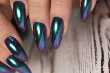 uzun çivi ile manikür