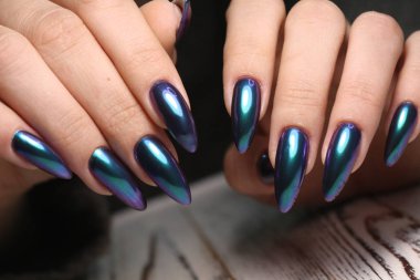 güzel jel cila manikür moda dokulu bir arka plan üzerinde