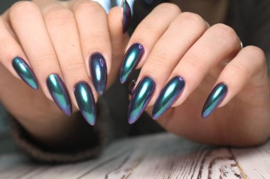 güzel jel cila manikür moda dokulu bir arka plan üzerinde