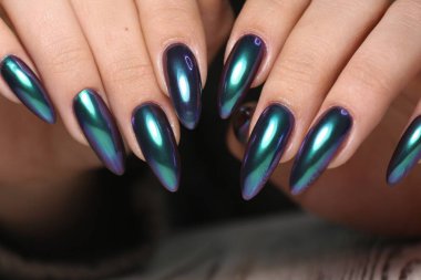 güzel jel cila manikür moda dokulu bir arka plan üzerinde