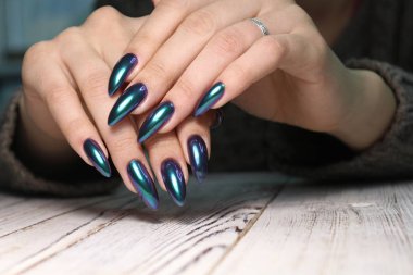 güzel jel cila manikür moda dokulu bir arka plan üzerinde