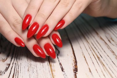 güzel jel cila manikür moda dokulu bir arka plan üzerinde