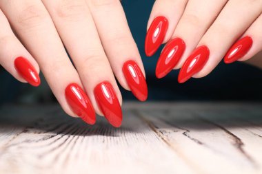 güzel jel cila manikür moda dokulu bir arka plan üzerinde