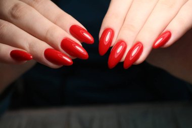 güzel jel cila manikür moda dokulu bir arka plan üzerinde