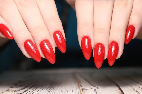 Manicura de uñas de moda en hermosas manos femeninas — Foto de Stock