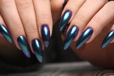 Manikürlü Tırnak Cilalı Sanat Tasarımı.