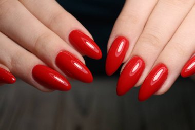 Manikürlü Tırnak Cilalı Sanat Tasarımı.