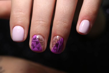 Uzun, güzel tırnaklara manikür tasarımı.