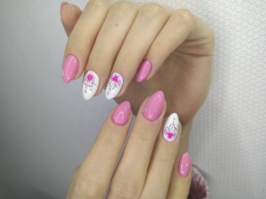 Moda güzel eller üzerinde manikür çivi