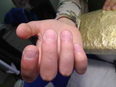 Uzun, güzel tırnaklara manikür tasarımı.