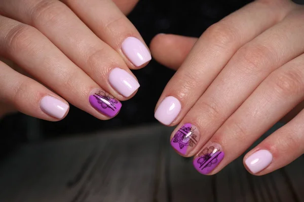 Stijlvol ontwerp van manicure op lange mooie nagels — Stockfoto