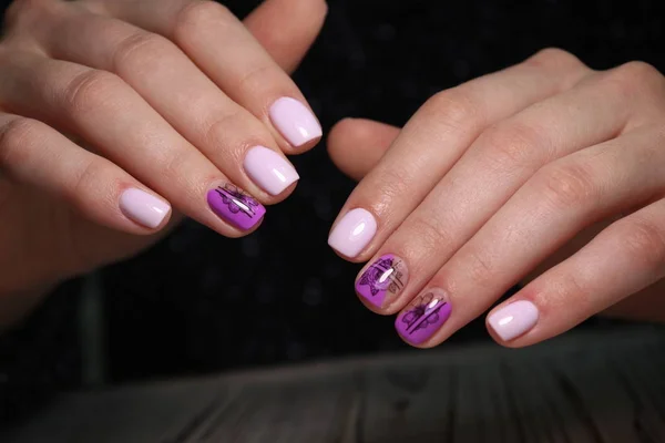 Sexy manicure van nagels op mooie vrouwelijke handen — Stockfoto