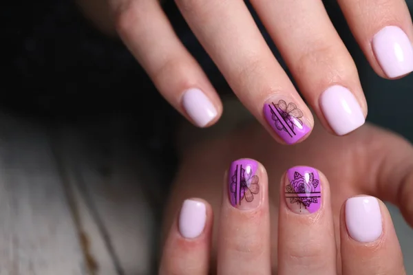 Manicura con uñas largas sobre un fondo de textura de moda —  Fotos de Stock