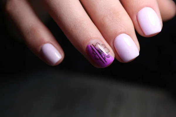 Sexy manicura de uñas en hermosas manos femeninas —  Fotos de Stock