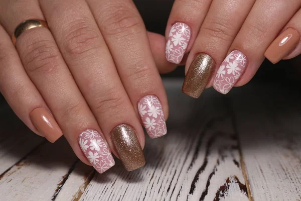 Manicura de pregos de moda em belas mãos femininas — Fotografia de Stock