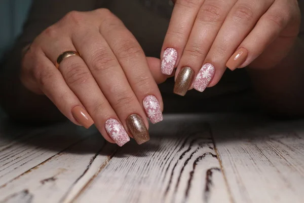 Sexy manicure van nagels op mooie vrouwelijke handen — Stockfoto