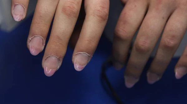 La belleza de las uñas naturales. Manicura limpia perfecta — Foto de Stock