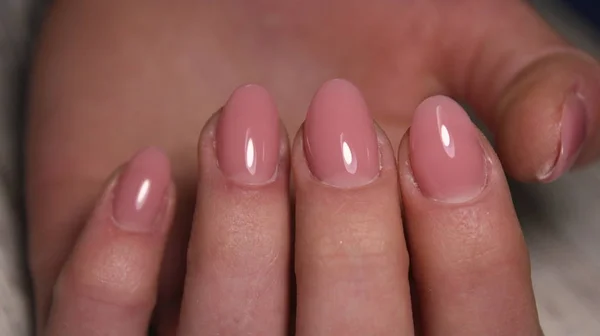 La belleza de las uñas naturales. Manicura limpia perfecta — Foto de Stock