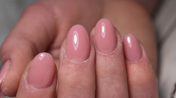 Manicure com unhas longas em um fundo de textura na moda — Fotografia de Stock