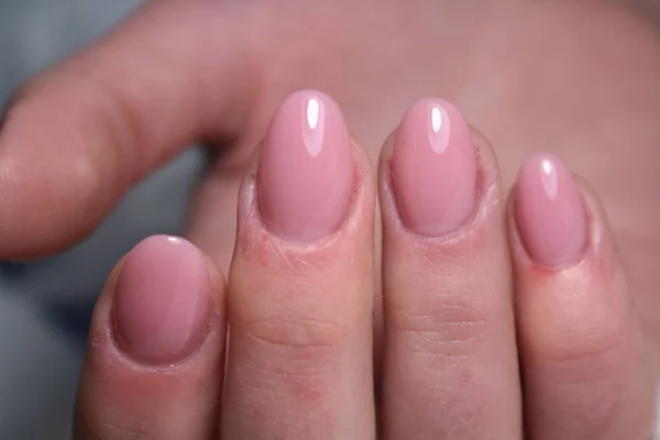 Manicura de uñas de moda en hermosas manos femeninas — Foto de Stock