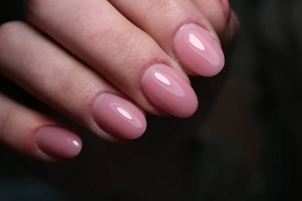 Design elegante de manicure em unhas longas e bonitas — Fotografia de Stock