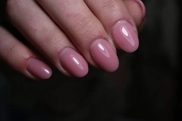 Manicura con uñas largas sobre un fondo de textura de moda — Foto de Stock