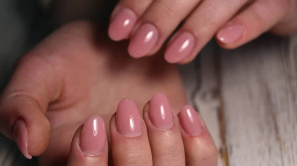 Manicure met lange nagels — Stockfoto