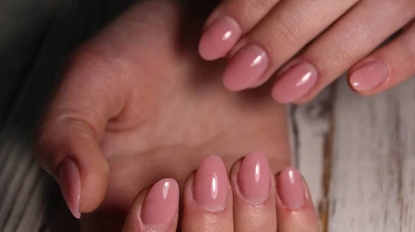 Moda paznokci manicure na piękne kobiece dłonie — Zdjęcie stockowe