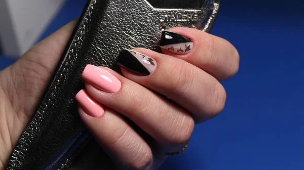 Sexy manicura de uñas en hermosas manos femeninas — Foto de Stock