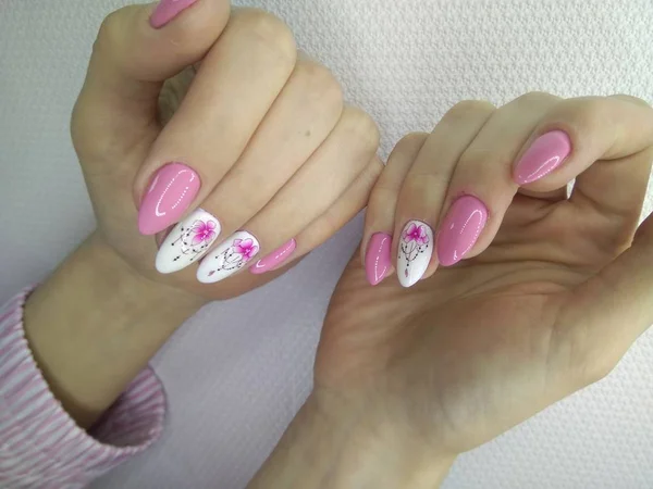 Sexy manicure van nagels op mooie vrouwelijke handen — Stockfoto