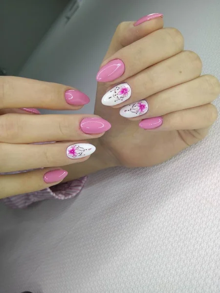 Moda güzel eller üzerinde manikür çivi