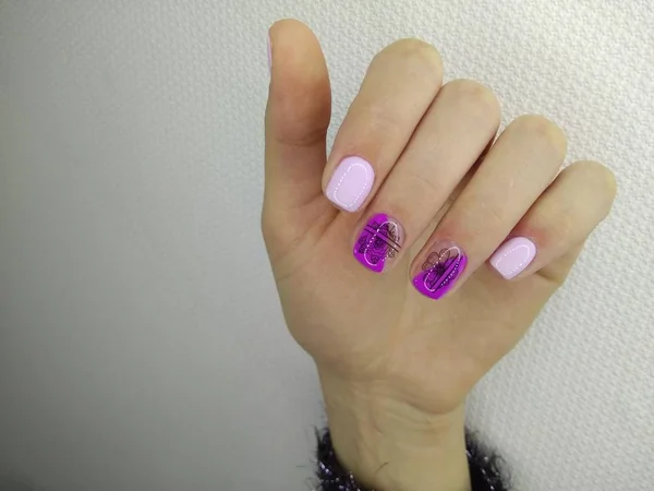 Snygg design av manikyr på långa vackra naglar — Stockfoto