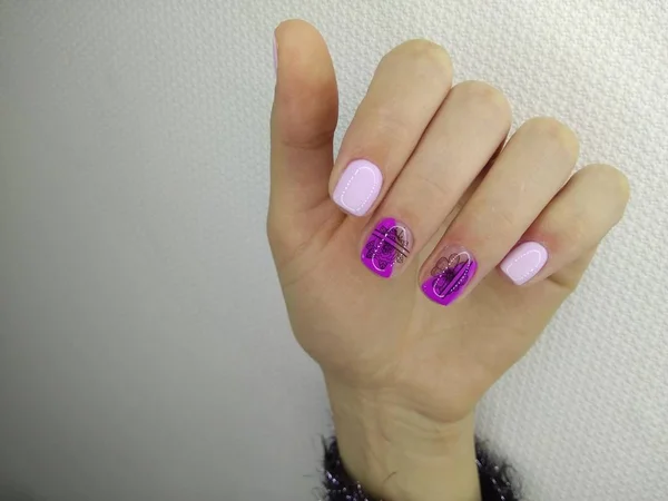 Diseño elegante de manicura en uñas largas y hermosas — Foto de Stock