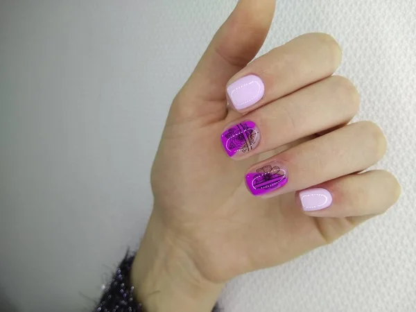 Manicure z długimi paznokciami na tle modny tekstury — Zdjęcie stockowe