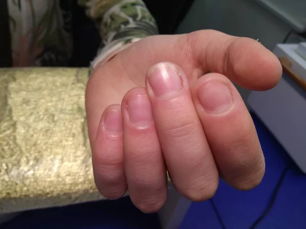 Μανικιούρ με μακριά νύχια σε ένα φόντο μοντέρνα υφή — Φωτογραφία Αρχείου
