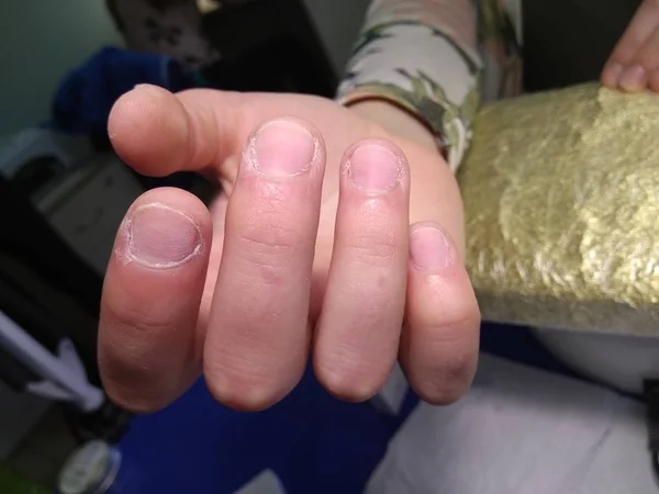 Μόδα νύχια μανικιούρ σε όμορφα γυναικεία χέρια — Φωτογραφία Αρχείου