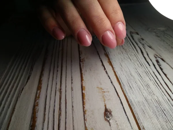 Manicura de uñas de moda en hermosas manos femeninas —  Fotos de Stock