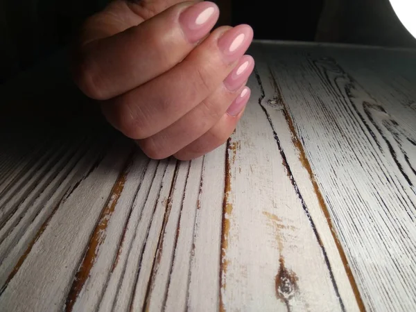 Маникюр с длинными ногтями на модном фоне текстуры — стоковое фото