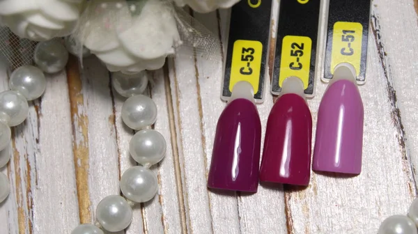 Muestras de esmalte de uñas en diferentes colores de moda laca en las puntas . — Foto de Stock